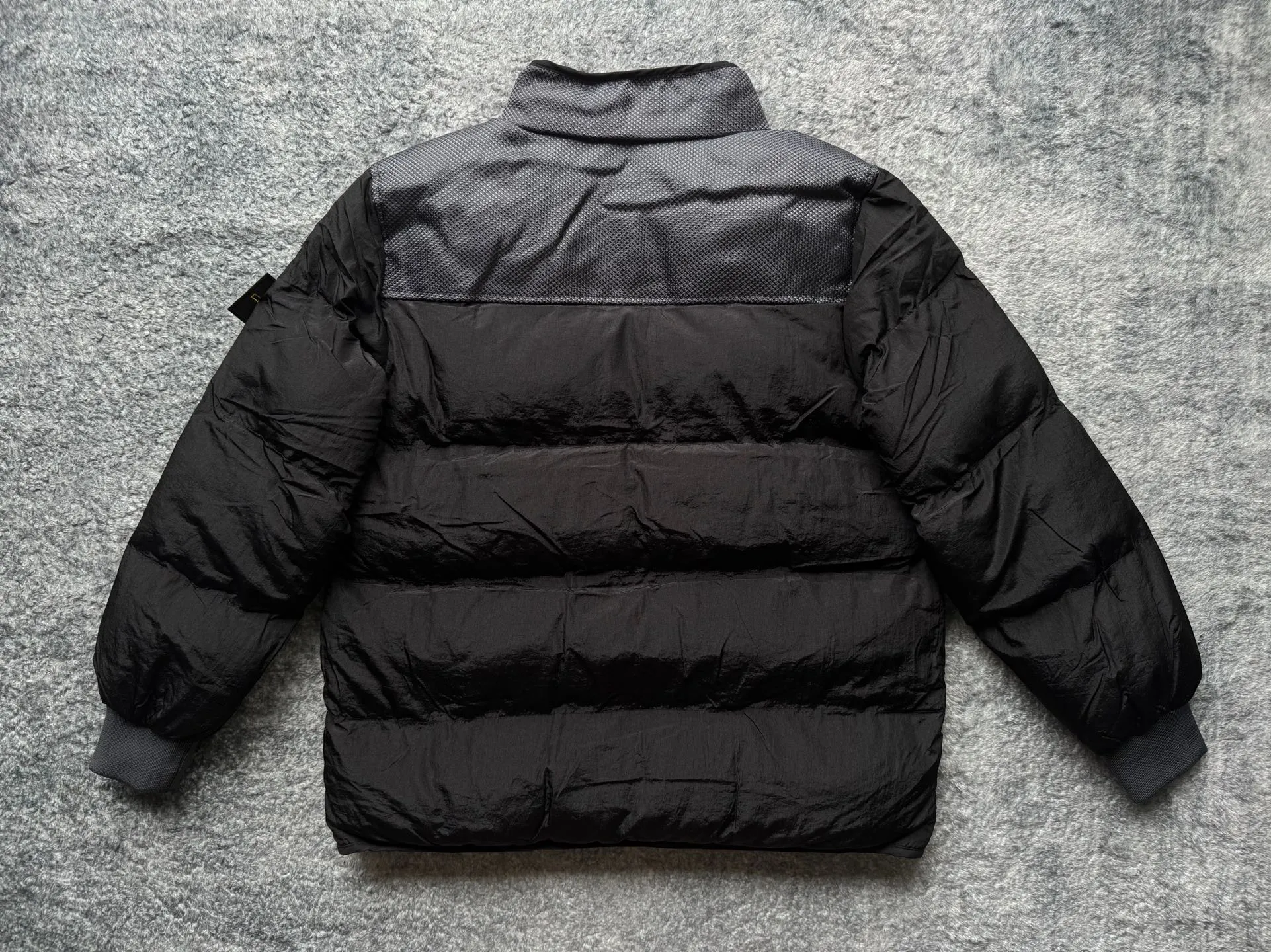 P300 Stone Island Panama splicing deconstructed down cotton jacket. The new and most distinctive down jacket, as its name implies, has a nautical style and a military color. It is characterized by unique research on fibers and fabrics, full of functionality and deconstruction. The new autumn and winter technical fabric splicing down jacket adopts the symbol of Stone Island aesthetics. Fabrics and fashionable splicing elements are perfectly combined to meet the functions and needs of users in different occasions. The full zipper opens, and the neutral collar shape is gentlemanly. The hem has a quite aristocratic temperament. The clothing uses a large area of iridescent three-leaf nylon, which not only has a metallic visual presentation, but also achieves a matte texture and lightweight effect. The ultra-fine fiber structure has excellent insulating properties and is more thermally efficient than other man-made fabrics. The chest protector is surrounded by military-style rough nylon. Its anti-wear and anti-erosion properties can well carry weight outdoors and extend the life of the clothing. The comfortable woven fabric on the chest The cloth forms two pockets, which will not make the skin feel rough in daily use. Vertical zipper pockets on both sides are standard; details such as multi-layer labels and inner pockets will not be described in detail. You can discover it yourself. Stone Island's new work, which covers technology, deconstruction, beauty, practicality and other diversifications, will conquer the trendy winter sailing journey. Super thick filling Color: black, military green, laser green, yellow, silver, haze blue Whole piece [Size] M-2XL Length Chest Shoulder Width M 68 120 65 L 70 124 66 XL 72 128 68 XXL 74 132 70